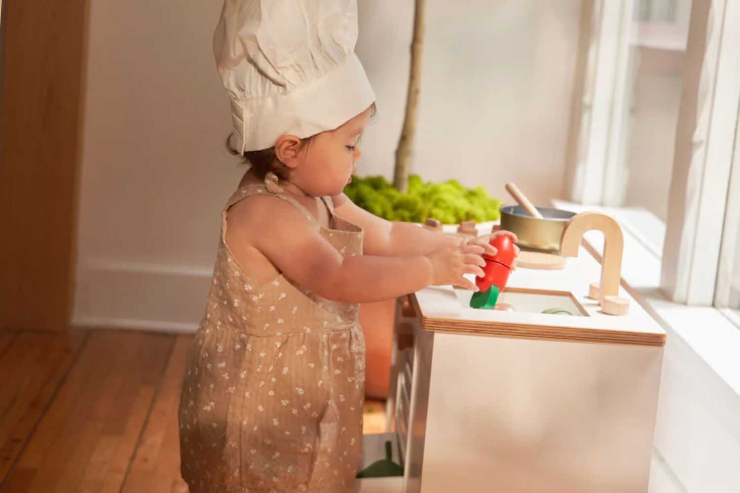 Age-appropriate Tasks to Keep a Toy Kitchen Interesting